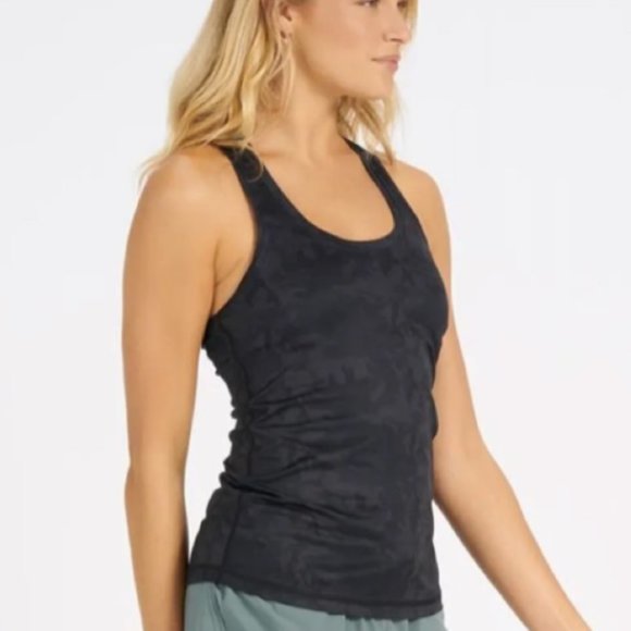 SOLD NWT Vuori Lux Performance Tank Medium Camo - Picture 2 of 3
